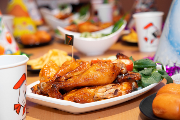 Chicken plate with paper cups